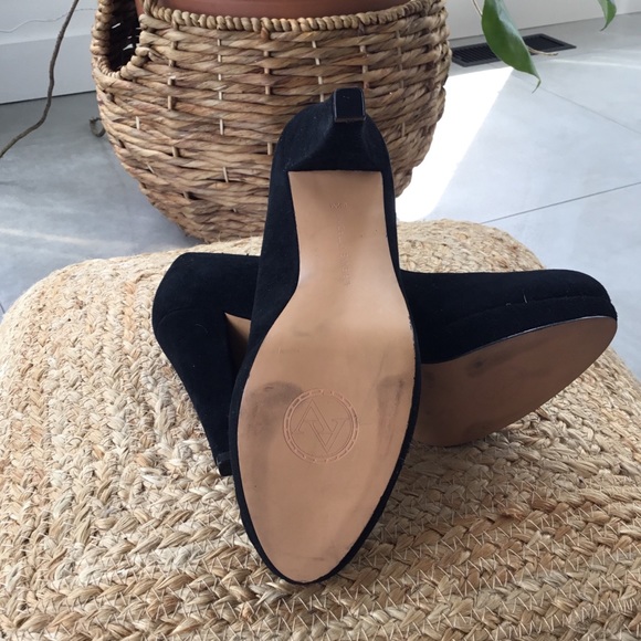 High-heeled black suede shoe with a small platform - Picture 2 of 3